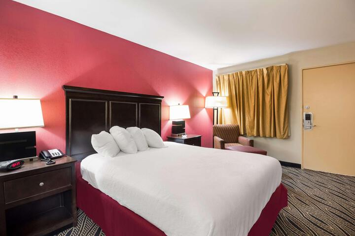 2 Queen Beds Microwave and Refrigerator WiFi Full Breakfast (6 of 16)