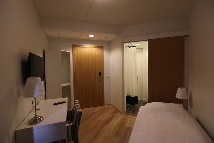 Room 10 of 32