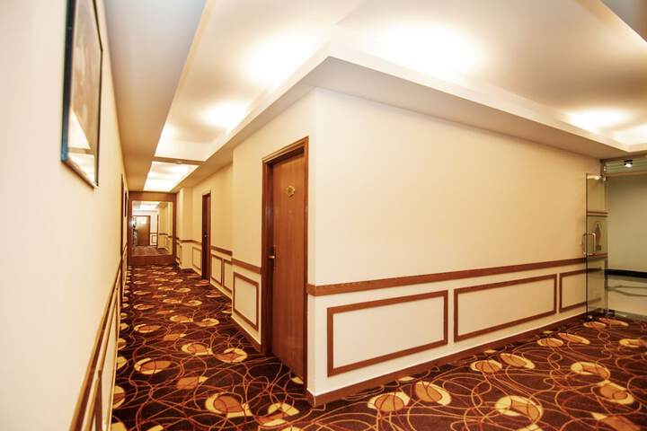 Ballroom/Hall 33 of 34