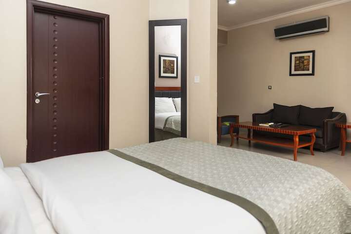 Room 4 of 90