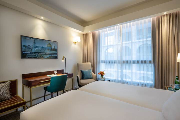 Room 28 of 82