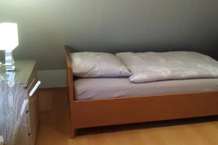 Room 4 of 9