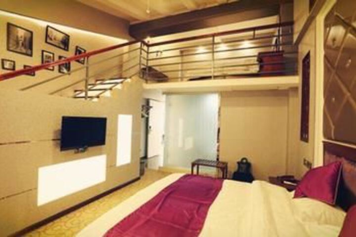 Room 12 of 32