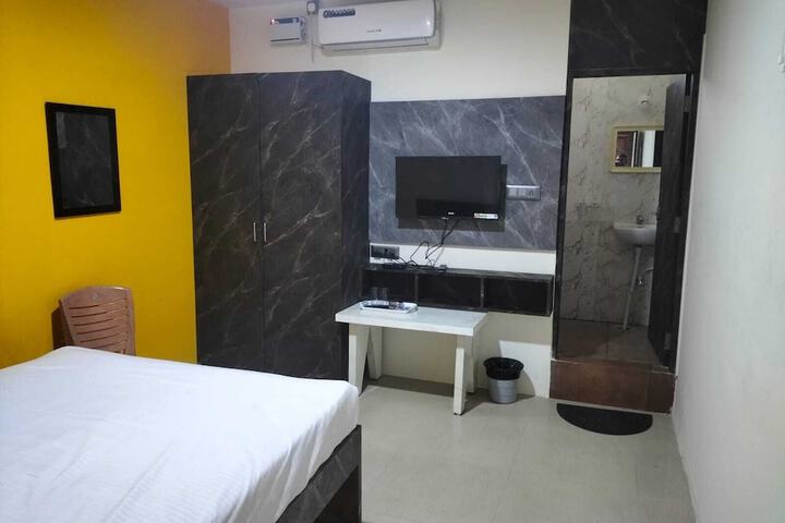 Room 10 of 16
