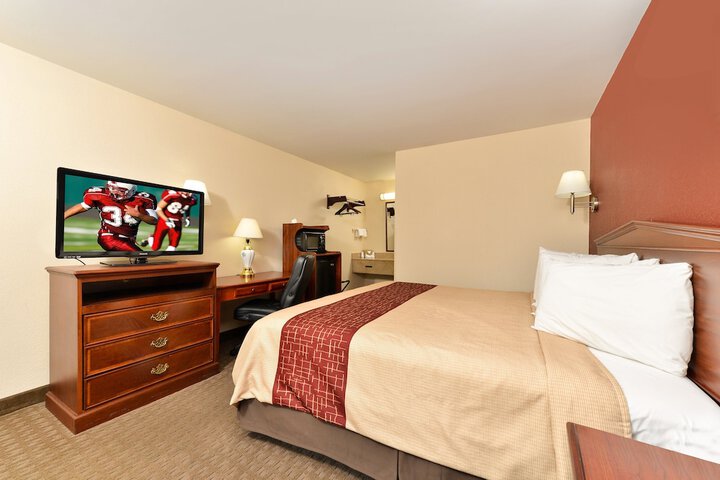 Deluxe King Bed (7 of 7)