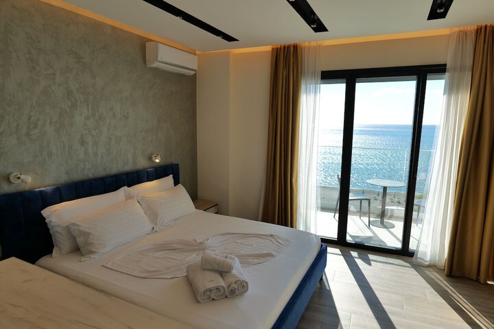 Room 12 of 126