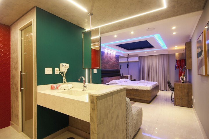 Room 32 of 62