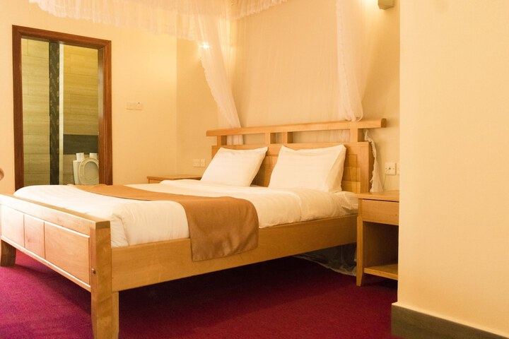 Room 33 of 114