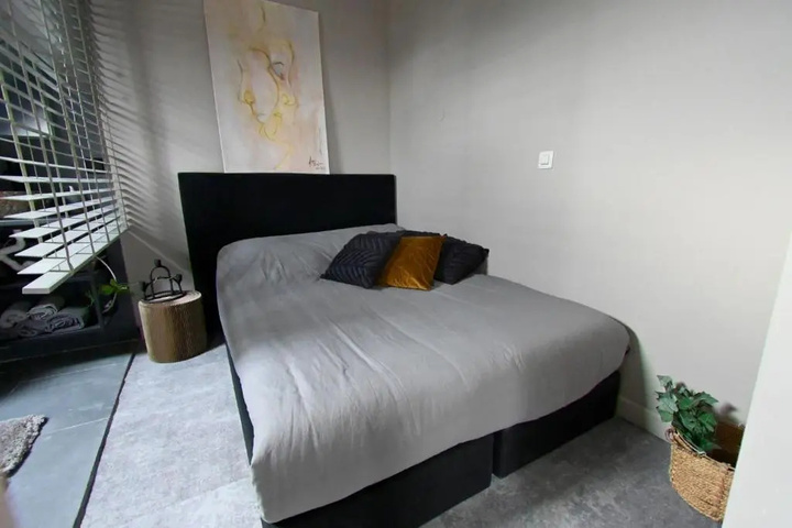 Room 2 of 2