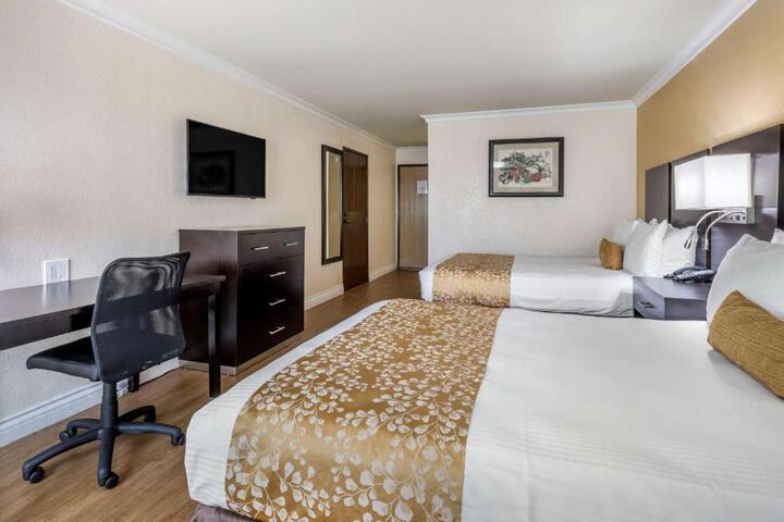 2 Queen Beds Refrigerator High Speed Internet Accessible Coffee Maker, Hairdryer Iron and Iro (6 of 6)