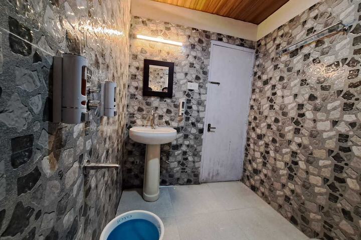 Room 9 of 15