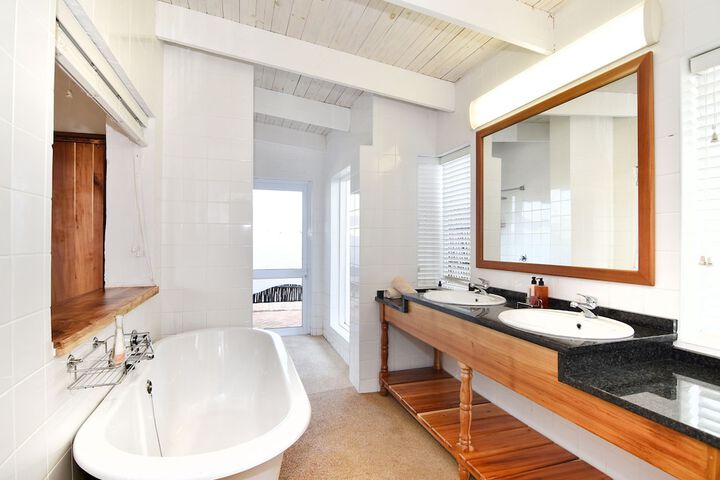 Deep soaking bathtub