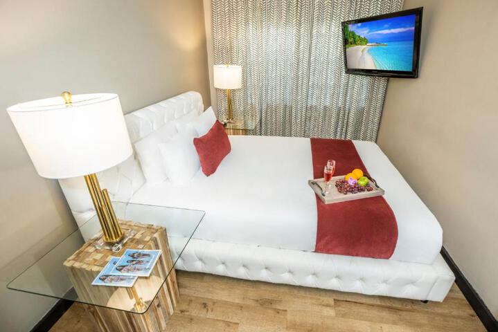 1 Bedroom Deluxe Suite King Bed Sofa (12 of 17)