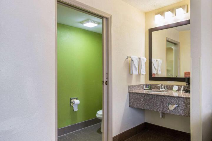 Double Accessible Queen Size Bed (6 of 7)