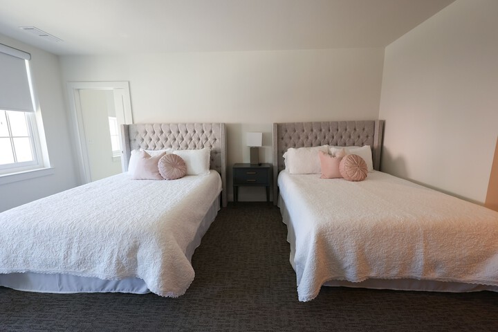 Room 8 of 220