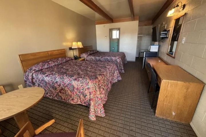 Room 4 of 9