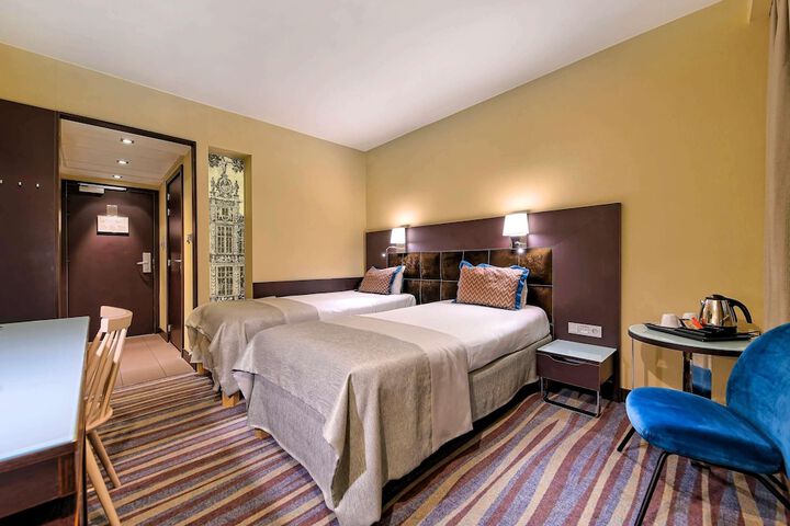 Room 16 of 160