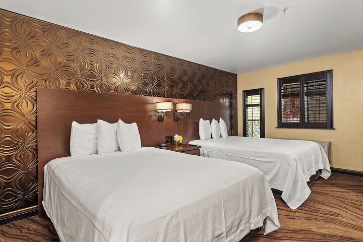 2 Queen Beds (24 of 38)