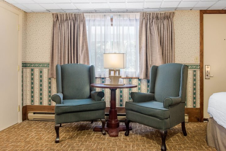 1 Queen Bed (6 of 17)