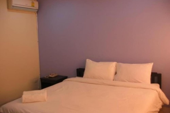 Room 8 of 28