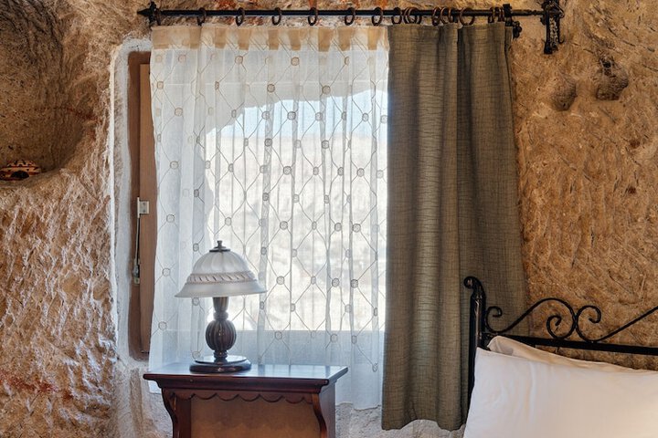 Room 28 of 369
