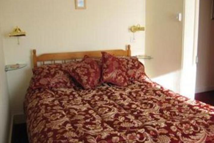 Room 5 of 8