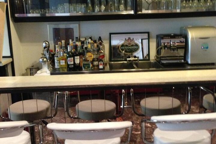 Lounge 50 of 54