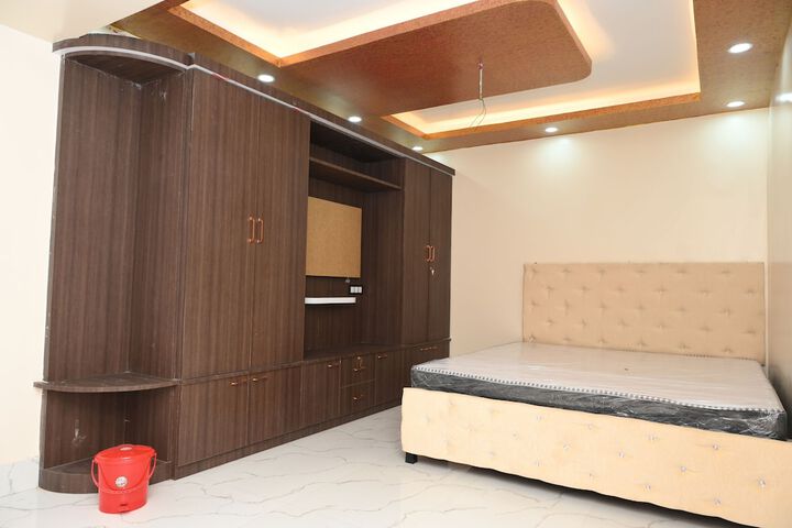 Room 4 of 16
