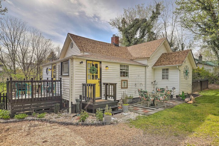 Stylish Woodfin Home w / Backyard & Fire Pit
