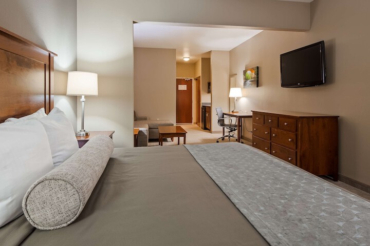 1 King Bed Microwave and Refrigerator WiFi Full Breakfast (15 of 18)