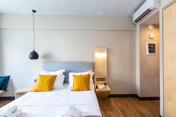 Room 30 of 102