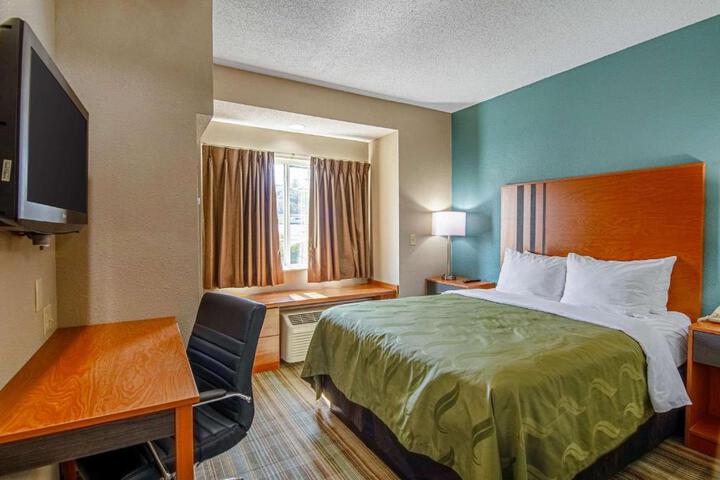 1 Queen Bed (1 of 12)