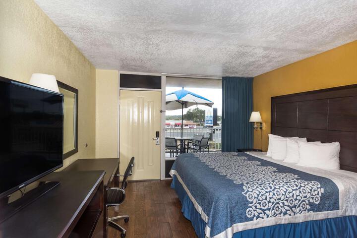 1 King Bed (13 of 16)