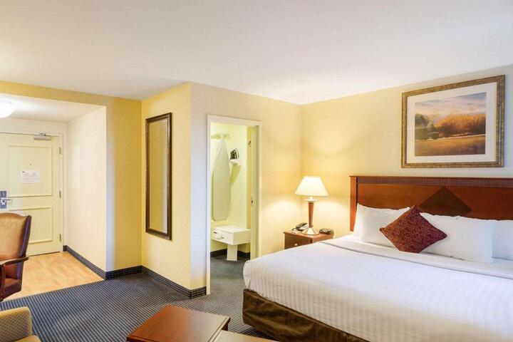 1 King Bed (4 of 6)