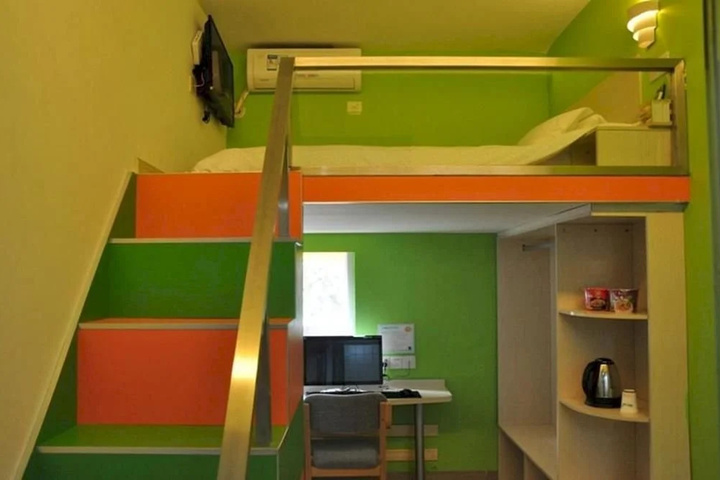 Room 10 of 19