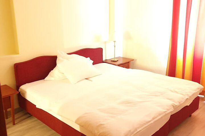 Room 6 of 82