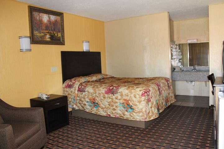Room 9 of 33
