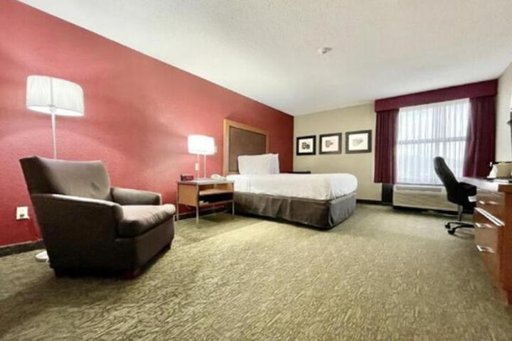 Executive King Bed (6 of 8)