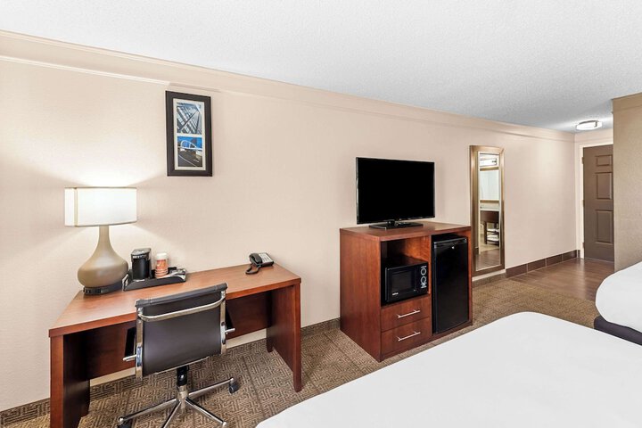 2 Queen Beds Accessible (7 of 9)