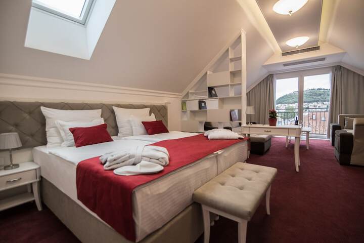 Room 4 of 32