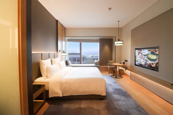 Room 6 of 106
