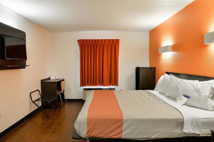 1 King Bed Micfridge (5 of 13)