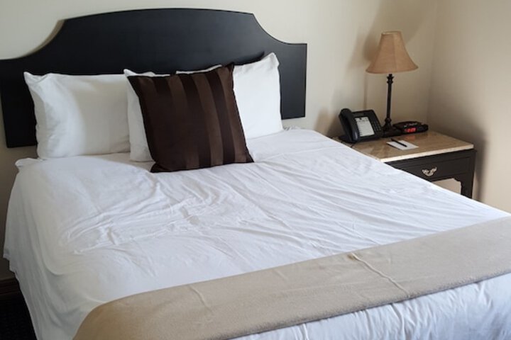 1 Queen Bed (11 of 17)