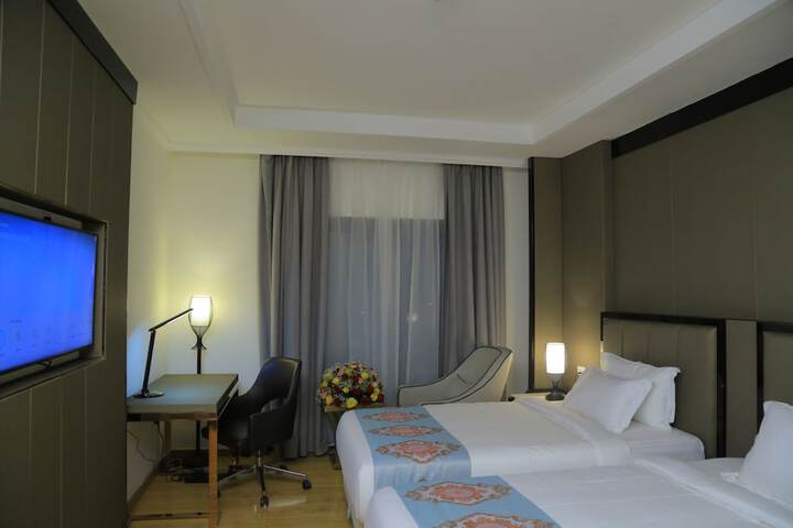 Room 9 of 33