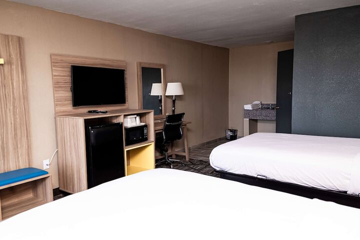 Room 6 of 10