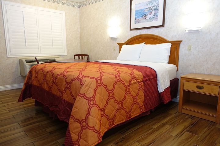 1 Queen Bed (12 of 41)