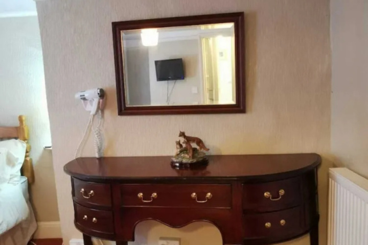 Room 4 of 16