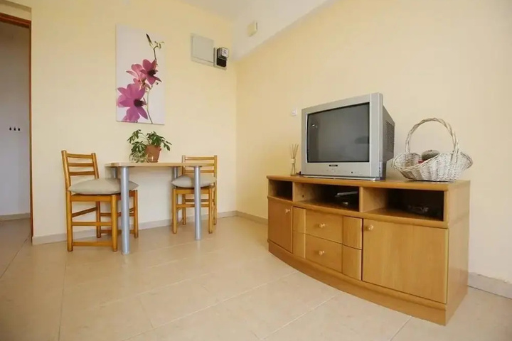 Room 5 of 12