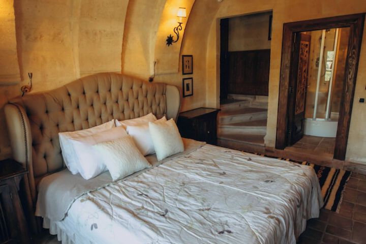 Room 3 of 82