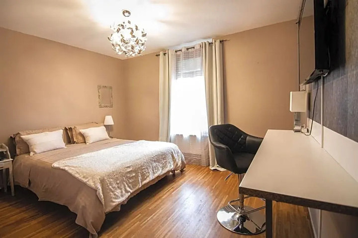 Room 5 of 10